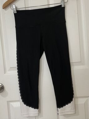 Athleta Black and White Leggings Capri with Scalloped Trim Size XSP